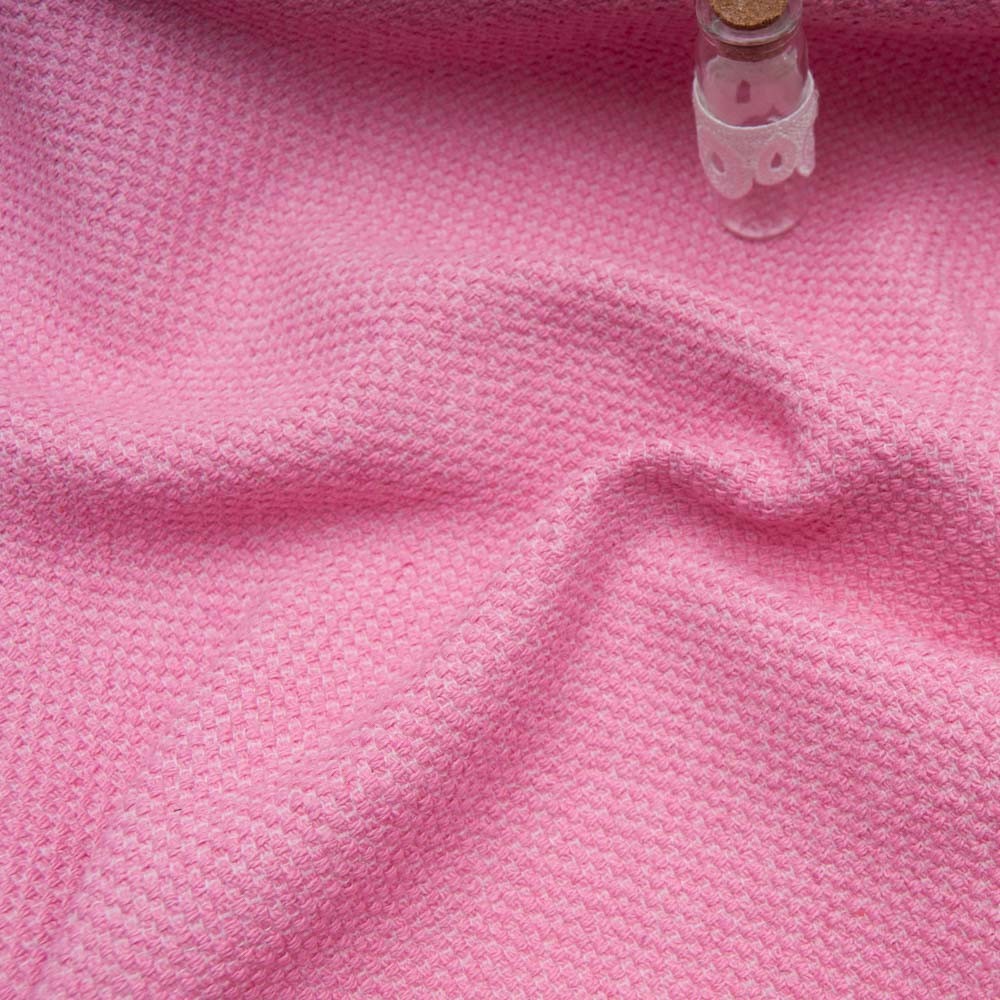 Tweed haut de gamme rose, drapé en rouleau, prêt à être coupé pour un projet couture